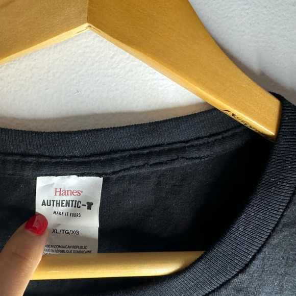 Hanes Authentic Black T-shirt “Lenes Unlimited wine and liquor” made in Dom. Rep - Picture 5 of 9